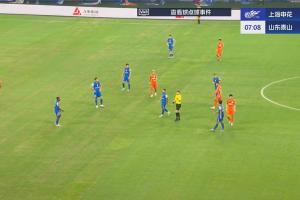 星空体育入口-刘洋投诉马纳法禁区内手球，VAR介入后麦麦提江示意没有犯规