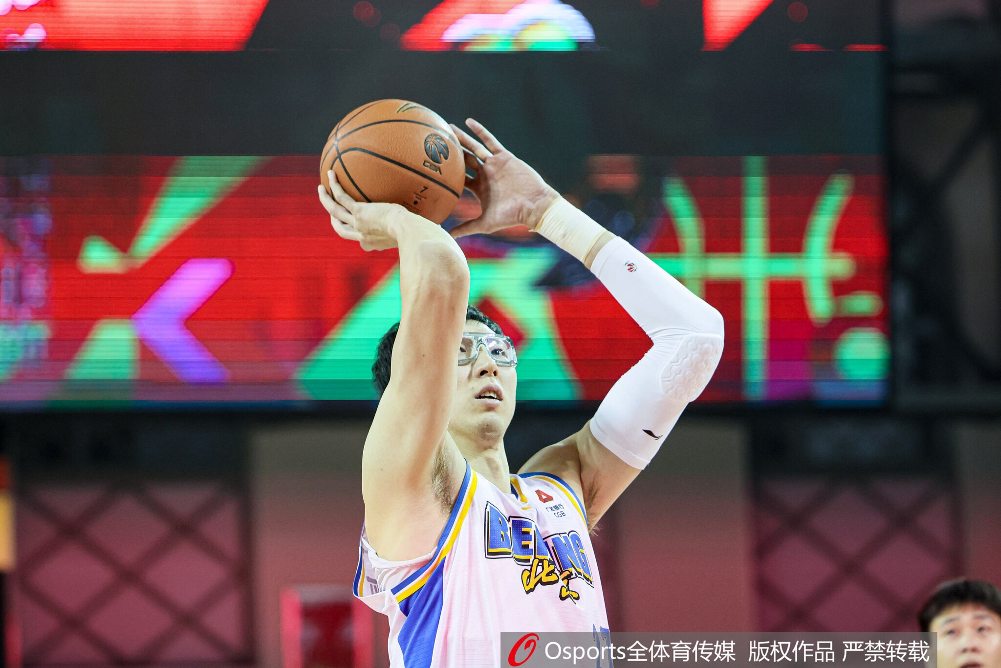 星空体育官网-罚球是老毛病！周琦半场不到12分钟拿6分4板2助1帽 罚球仅8中4