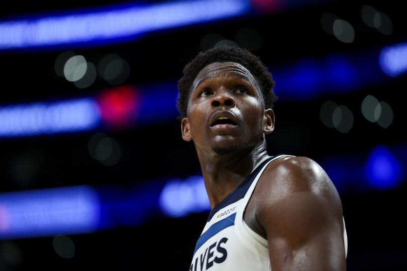 星空体育-官方：爱德华兹左膝过度伸展和骨挫伤，列入每周观察名单