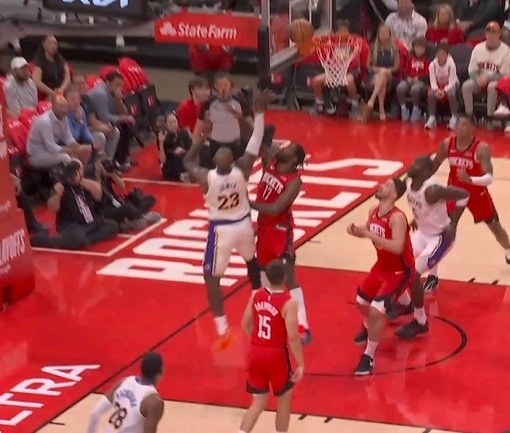 星空体育官网-手感真好！詹姆斯强行突破行进间单手高打板抛中两分